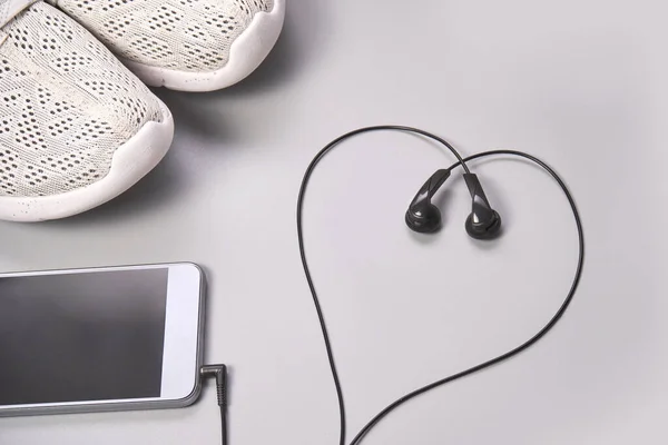 Hallgasd podcast futás edzés. Fülhallgató szív alakú. Történet kocogás — Stock Fotó
