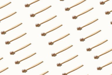 Işık arka planında ekoloji diş fırçası. Aynı renk. Sürdürülebilir ağız ürünü.