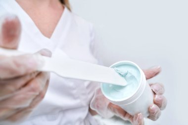 Kozmetik güzellik prosedürü. Kadın cilt bakımı. Güzel kadın.