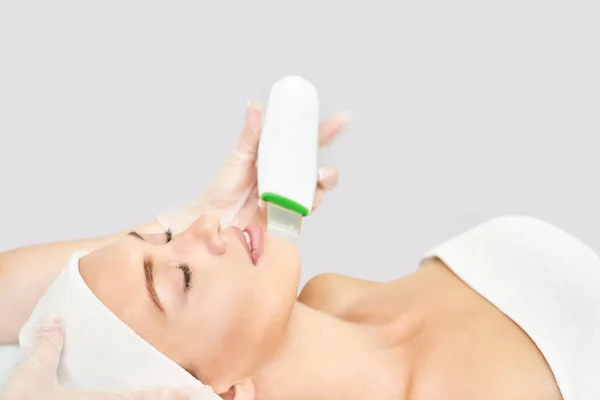 Limpiador de cosmetología por ultrasonido. Procedimiento de cavitación facial. Cuidado de la piel del salón — Foto de Stock