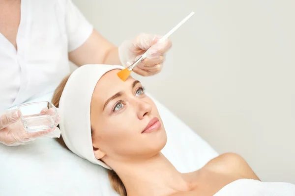 Procedimento de beleza Cosmetology. Jovem mulher cuidados com a pele. Bela pessoa feminina — Fotografia de Stock