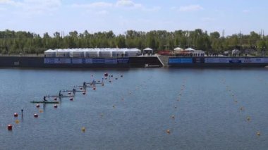 Barnaul, Rusya - 21 Mayıs 2021. Kano macerası. Koşu yarışması. Olimpiyat sporu. Nehir kanosu. Doğa keşif videosu. Yavaş çekim 4k