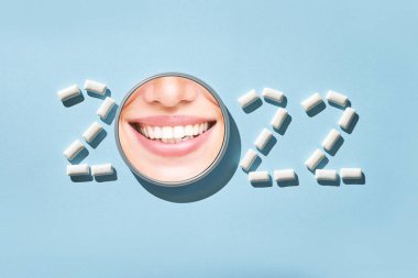 2022 numara. Mutlu yıllar tabelası. Ocak fikrine başlayın. Yaratıcı kartpostal