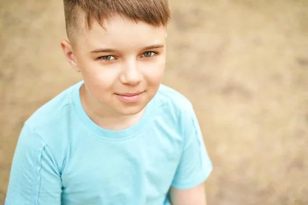 Un băieţel portret în aer liber. Faţă de copil fericită. Bărbat în curtea din spate — Fotografie, imagine de stoc