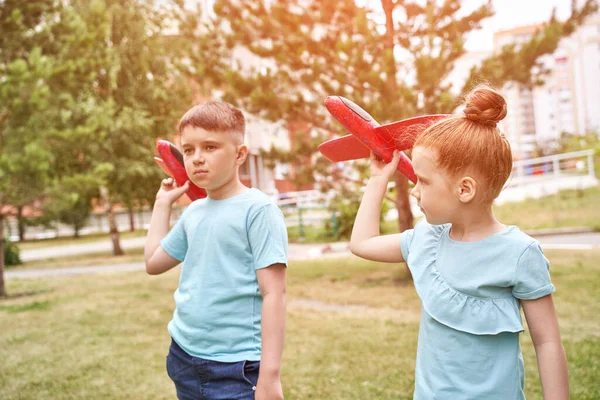 Menina e menino com brinquedos de avião. Aventura voar conceito. Fique em casa jogo — Fotografia de Stock
