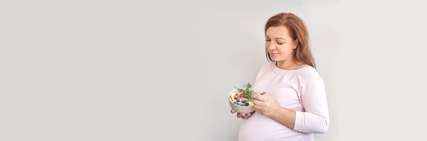 Вагітна жінка їсть здорову їжу. Органічний салат з кальцію. Фрукти і мікрозелені — стокове фото