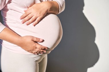 Hamile cilt bakımı. Sabah rutini. Kadın göbeği. Kadın drenajı