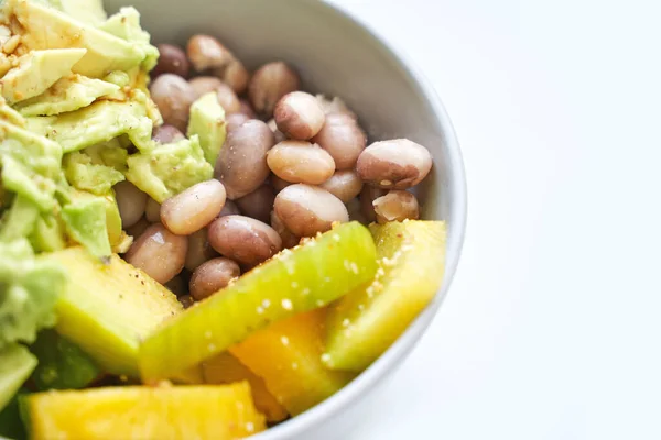 Їсти здорову їжу. Органічний кальцієвий салат з овочами та мікрогрін. плити — стокове фото