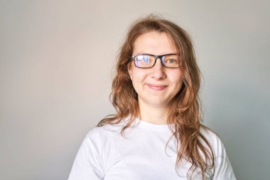 Genç kadın portresi. Güzel işgüzar surat. Yaşam tarzı mutlu duygular