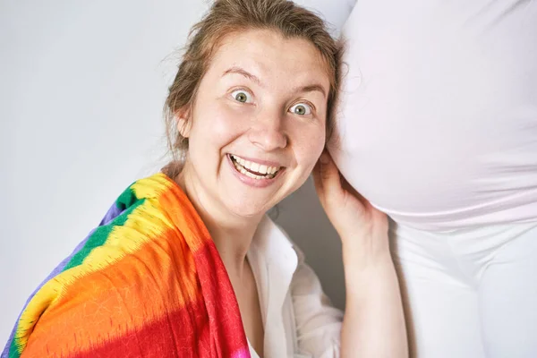 Молода жінка чує вагітний живіт. Друга мати з ненародженою дитиною — стокове фото