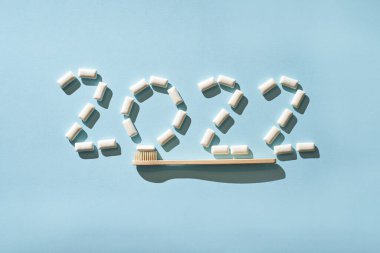 2022 numara. Mutlu yıllar tabelası. Ocak fikrine başlayın. Yaratıcı kartpostal