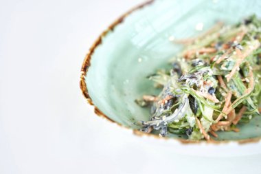 Asya usulü salata. Kase mutfak masasında. Modern yemekler