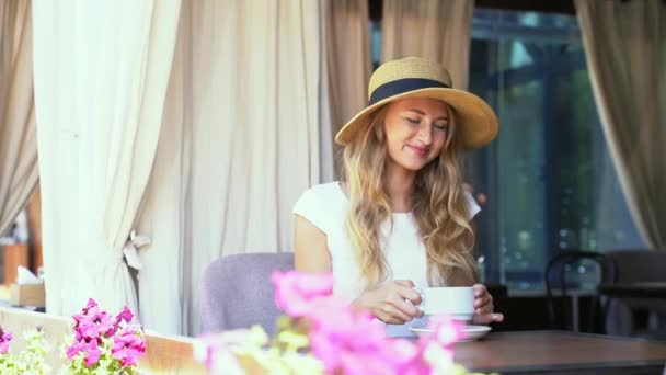 Una joven bebiendo café en la cafetería de la calle. Turista de estadía. Persona femenina — Vídeos de Stock