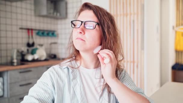 Junge Frau bei der Morgenroutine. Mutterschaftsbehandlung zu Hause. Gesundheitsversorgung — Stockvideo