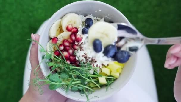 Schwangere ernähren sich gesund. Bio-Kalziumsalat. Früchte, mikrogrün — Stockvideo
