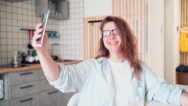 Mujer joven haciendo autorretrato en interiores. Casa retrato de vacaciones — Vídeo de stock