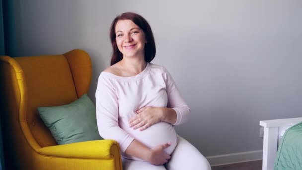 Ciąża pielęgnacja skóry. Poranna rutyna. Kobiecy brzuch. Siedząca kobieta — Wideo stockowe