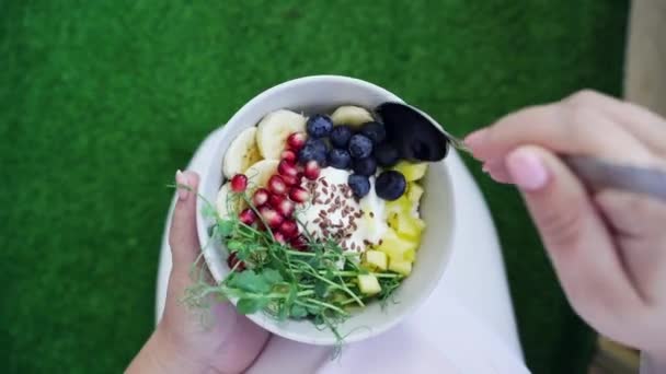 Femme enceinte mangeant des aliments sains. Salade de calcium bio. Fruits, microvert — Video