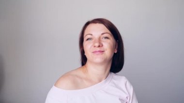 Genç kadın portresi. Oldukça meşgul bir yüz. Yaşam tarzı mutlu duygular