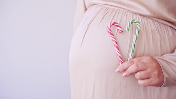 Cuidados com a pele grávida. Rotina corporal matinal. Barriga de mulher com cana de doces — Vídeo de Stock