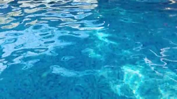 Water drop in swimming pool. Blue color. Stop motion video. H2O hotel relax — Stock Video