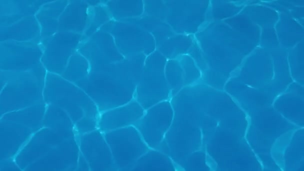 Kapka vody v bazénu. Modrá barva. Zastavit video. H2O hotel relax — Stock video