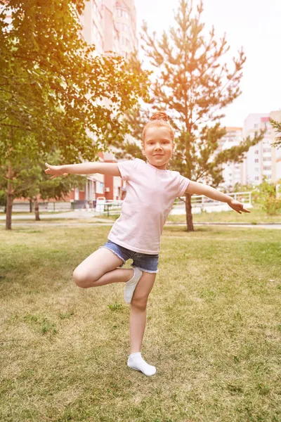 Cara bonita. Cabelo vermelho. Criança da escola bonito fazendo exercício de ioga. Férias activas — Fotografia de Stock