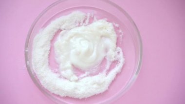 Kolajen beyaz toz. Pastel renk arkaplanı. Sağlık ürünleri. Kadın kozmetikleri