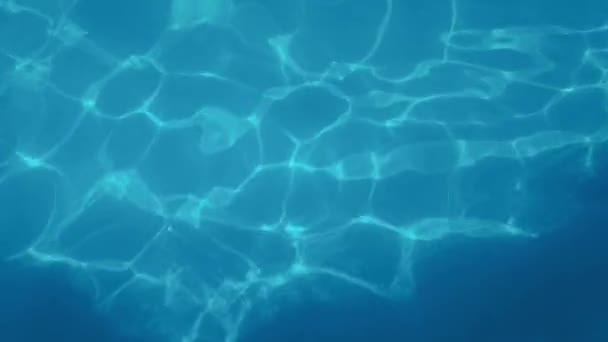 수영장에 물이 떨어져요. 파랑 색. 정지 모션 비디오. H2O 호텔의 휴식 — 비디오