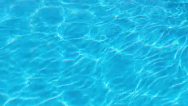 Wassertropfen im Schwimmbad. Blaue Farbe. Stop-Motion-Video. H2O Hotel entspannen — Stockvideo