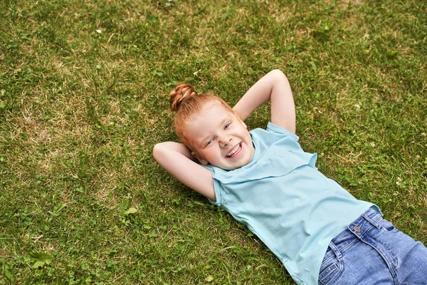 Um retrato de menina. Fundo verde ao ar livre. Adolescente estudante no parque — Fotografia de Stock