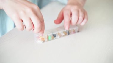 Kadın hamilelik hapları yiyor. Grip ilavesi. Alerji ilacı alıyorum. Tıbbi balık