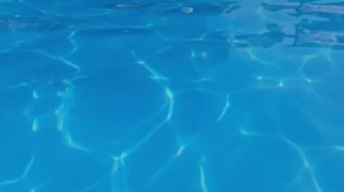 Yüzme havuzunda su damlası. Mavi renk. Hareket videosunu durdur. H2O Oteli