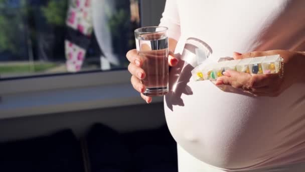 Gravid kvinna äter graviditetspiller. Influensatillskott. Användning av allergiläkemedel. — Stockvideo