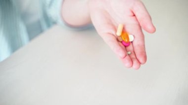 Kadın hamilelik hapları yiyor. Grip ilavesi. Alerji ilacı alıyorum. Tıbbi balık