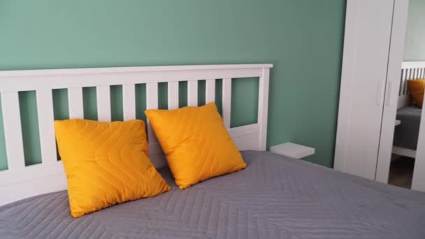 Wnętrze sypialni. Żółta poduszka na szarym dywanie. — Wideo stockowe