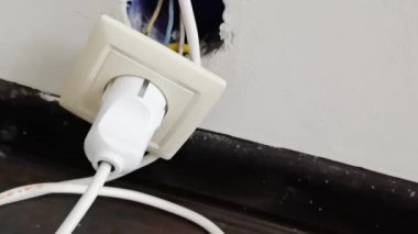 Bozuk elektronik. Elektrik prizini kır. Ev yangını güvenliği. Ev sigortası riski
