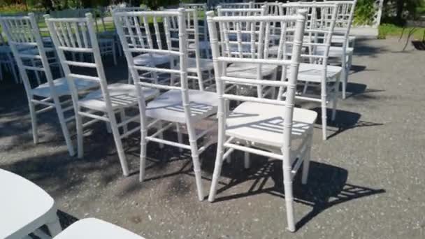 Білі церемоніальні стільці. Весільні деталі. Перед вступом партії — стокове відео