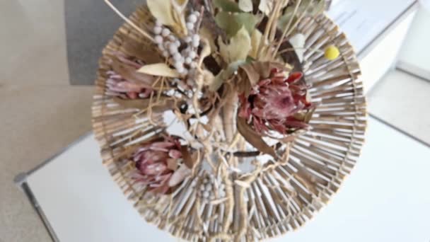 Μπουκέτο με λουλούδια. Εσωτερικά μπεζ φυτά γάμου. Υλικό φύσης Brwon — Αρχείο Βίντεο
