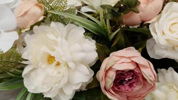 Buquê de flores falsas. Interior bege plantas de casamento. Material artificial marrom — Vídeo de Stock