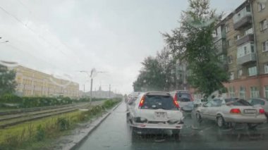 Şehir yağmuru. Arabanın içi görünüyor. Sonbahar tehlikesi. Otomobil yolculuğu. Kötü hava.