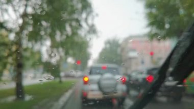 Şehir yağmuru. Arabanın içi görünüyor. Sonbahar tehlikesi. Otomobil yolculuğu. Kötü hava.