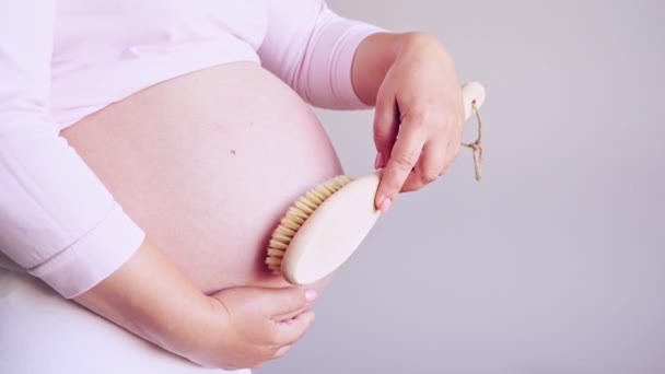 妊娠中のスキンケア。ボディブラシルーチン。女性の腹剥離。女の人 — ストック動画