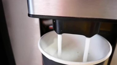 Kahve makinası, latte hazırla. Sabah içkileri tek kullanımlık bardağa doldurulur.