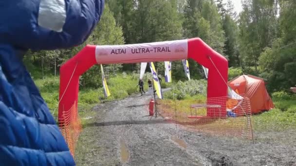 Trail running finisher vídeo. Editorial. Montanhas Altai russas. Região de Multa — Vídeo de Stock
