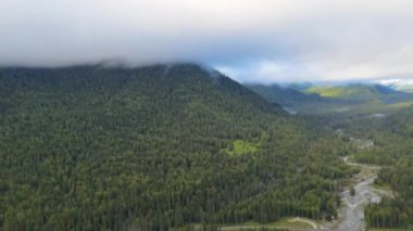 Tatil manzarası. Rus Altai dağları. Çoklu bölge. Tatil evde.