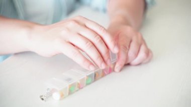 Kadın hamilelik hapları yiyor. Grip ilavesi. Alerji ilacı alıyorum. Tıbbi balık