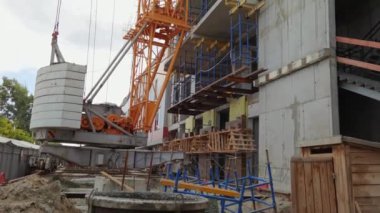 Ev inşa süreci. Ev inşaatı. Dış mimarlık işi. Güvenlik.