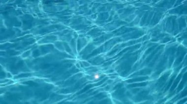 Yüzme havuzunda su damlası. Mavi renk. Hareket videosunu durdur. H2O Oteli