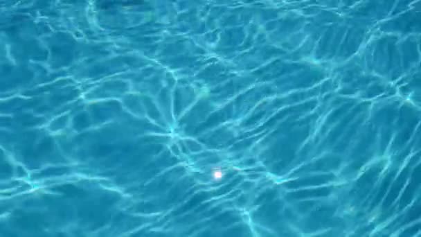 Spadek wody w basenie. Niebieski kolor. Zatrzymaj film. Hotel H2O relaks — Wideo stockowe